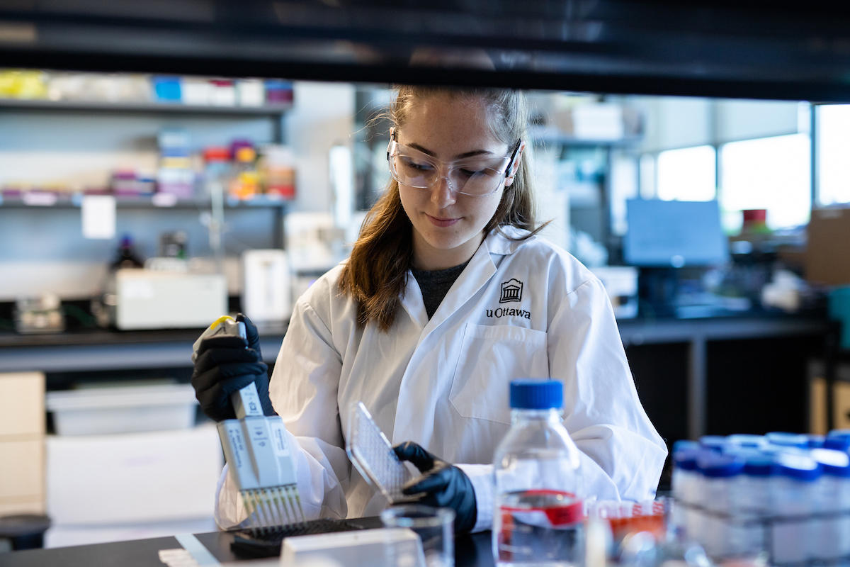 uOttawa female student in lab