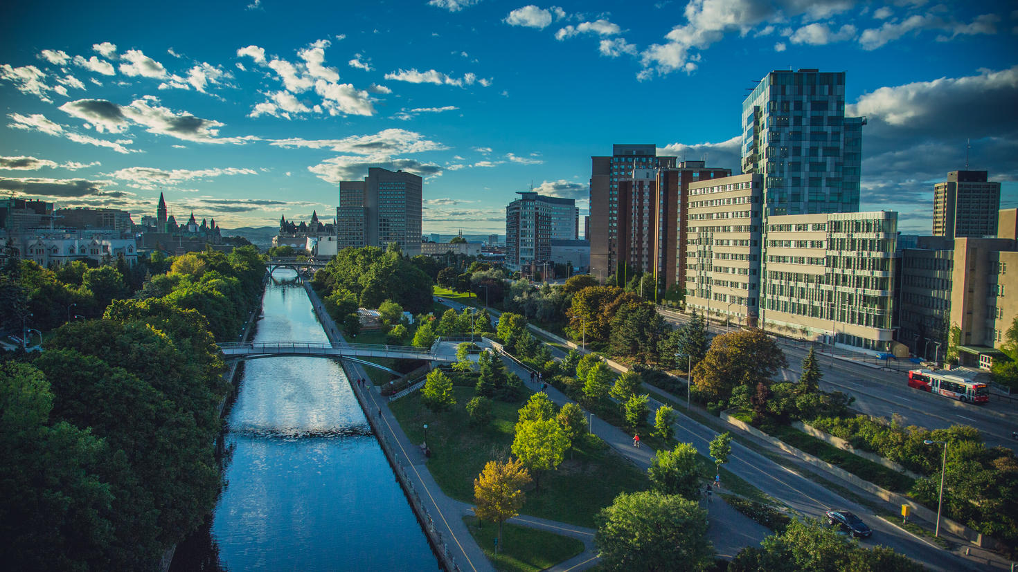 Picture of the University of Ottawa Campus and the Rideau Canal