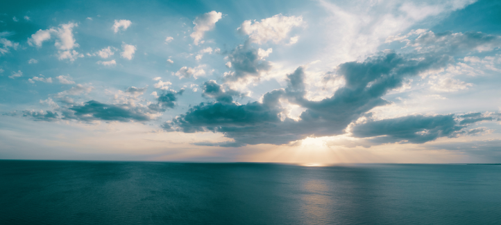 paysage avec des nuages et un lac