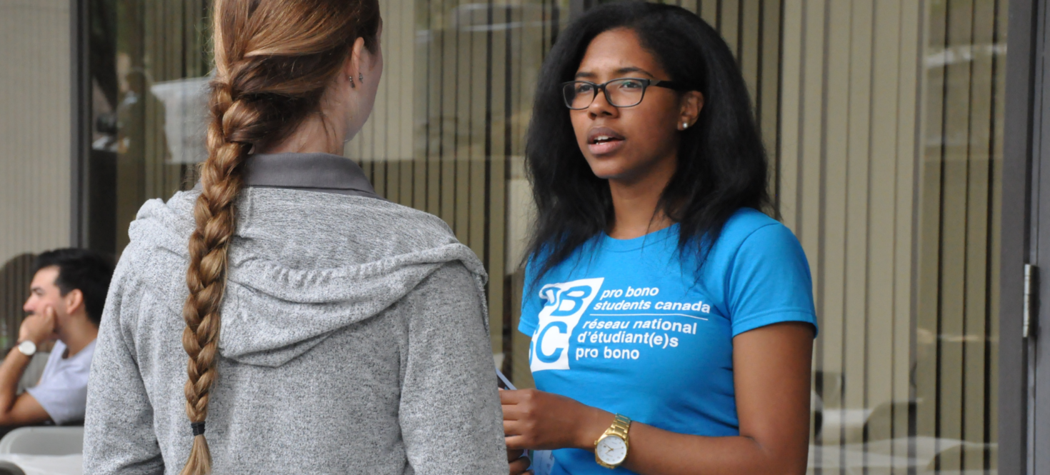 Une étudiante fait du recrutement pour l'équipe pro bono de la Section de droit civil lors d'une activité