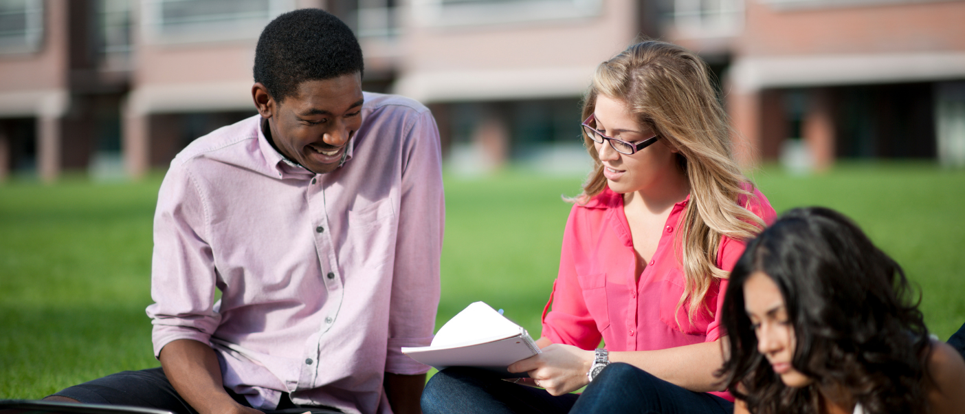 Étudiants à l'extérieur