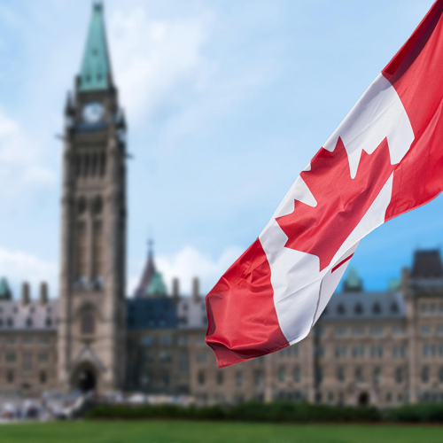 parlement et drapeau du canada en avant-plan