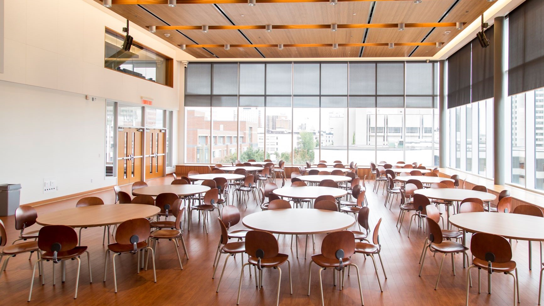 Salle avec tables rondes.