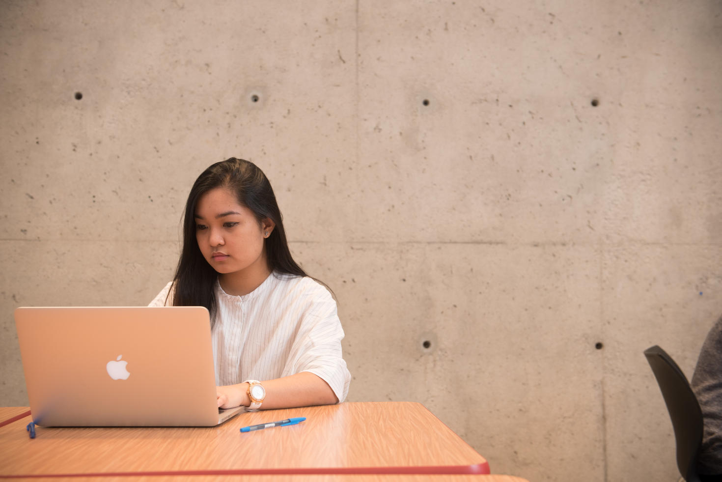 Personne travaillant dans un espace collaboratif sur un ordinateur portable.