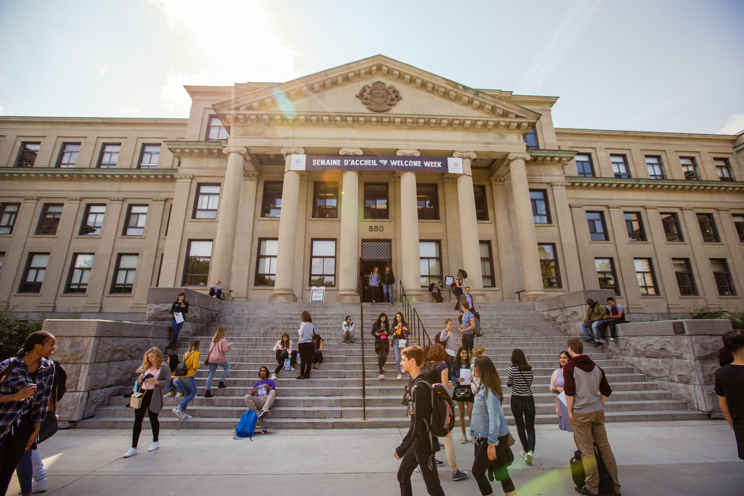 Étudiants marchant et s'asseyant sur les escaliers du bâtiment Tabaret.