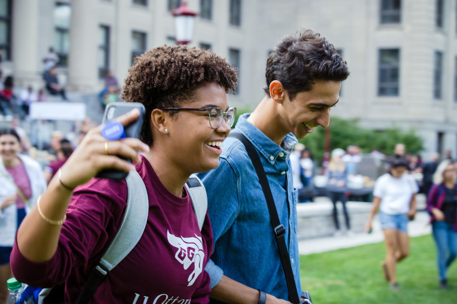 Des étudiants marchant sur le campus en riant.