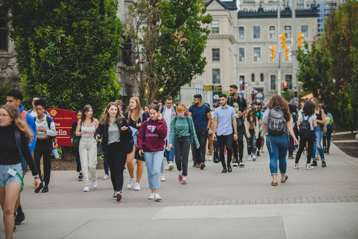 Étudiants marchant sur le campus.