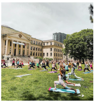 Des personnes font du yoga sur la pelouse de Tabaret