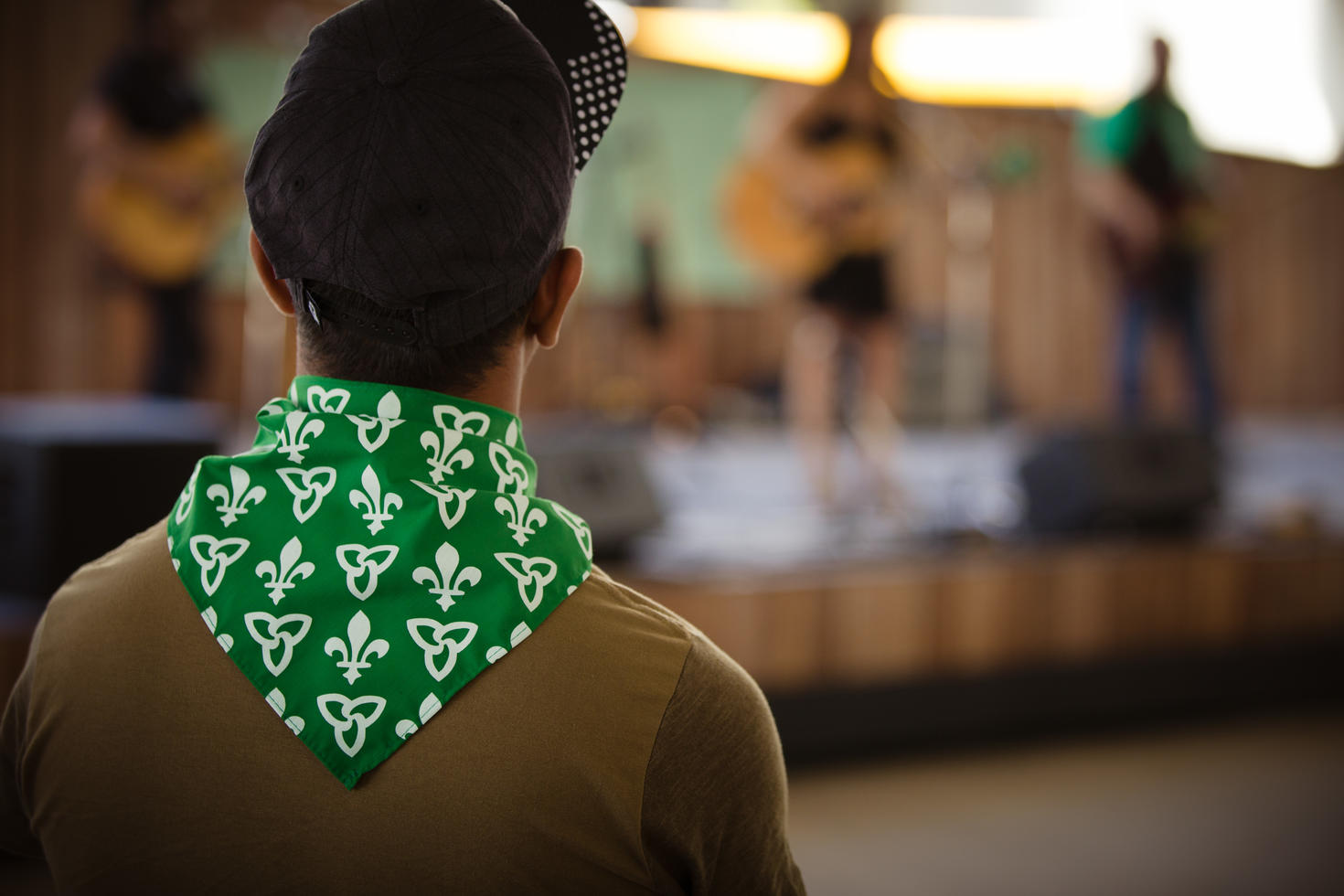 Élève avec une badine franco-ontarienne autour du cou