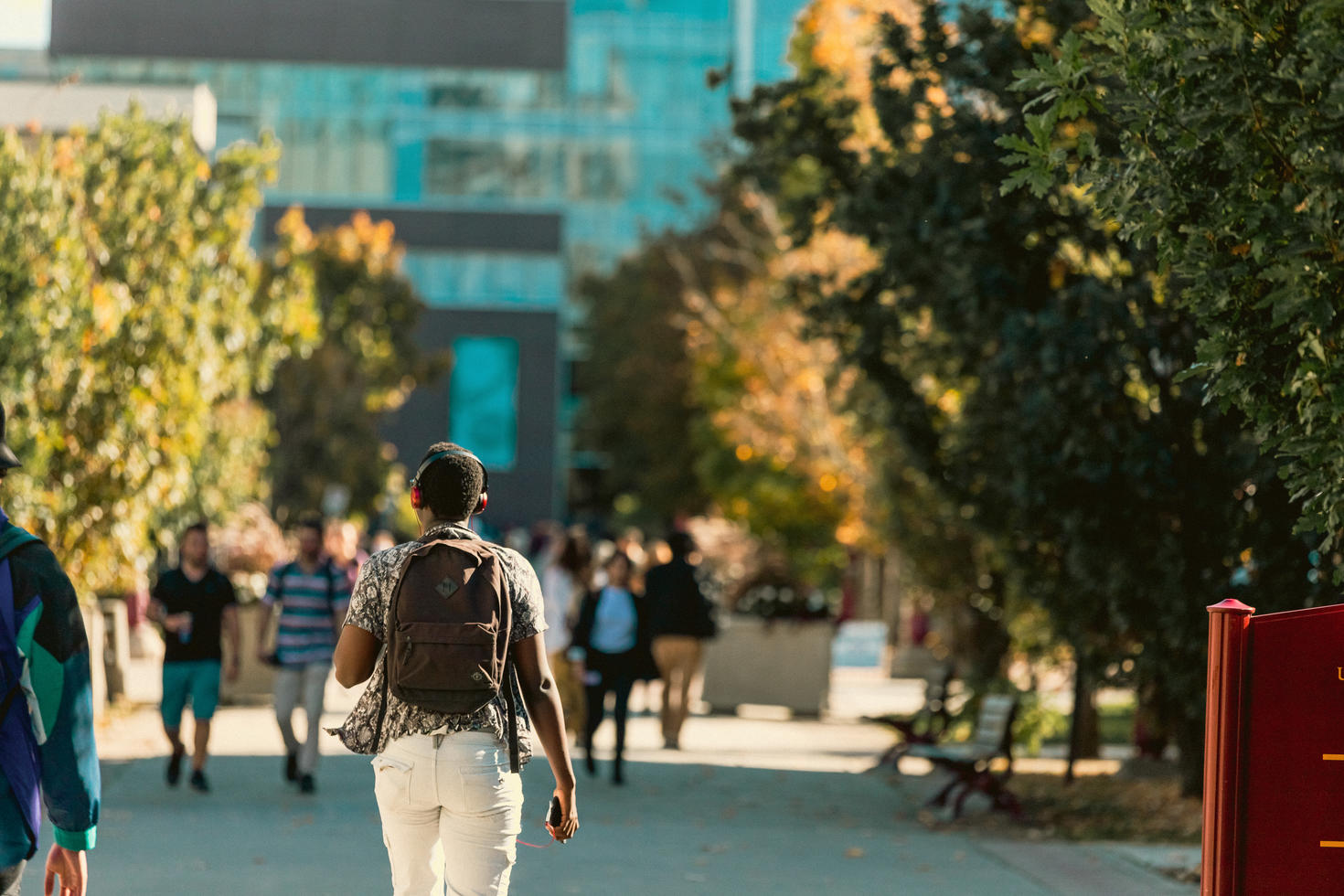 Étudiant marchant sur le campus