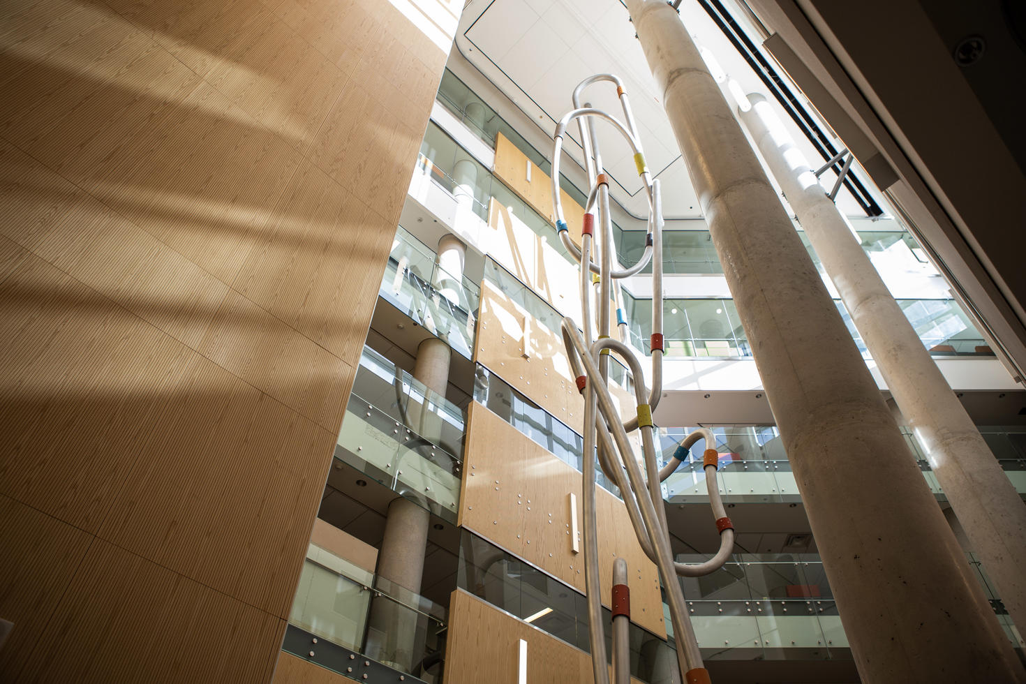 Sculpture abstraite dans le couloir du bâtiment du campus.