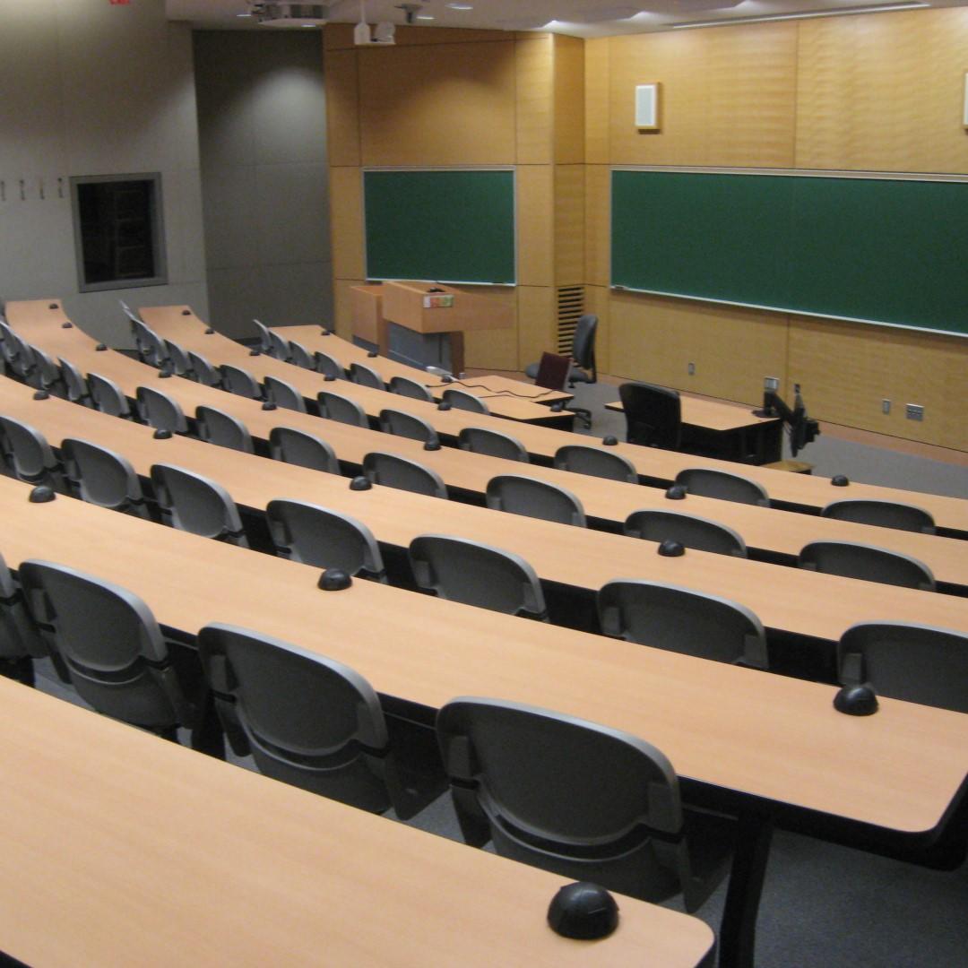 Salle de classe vide.