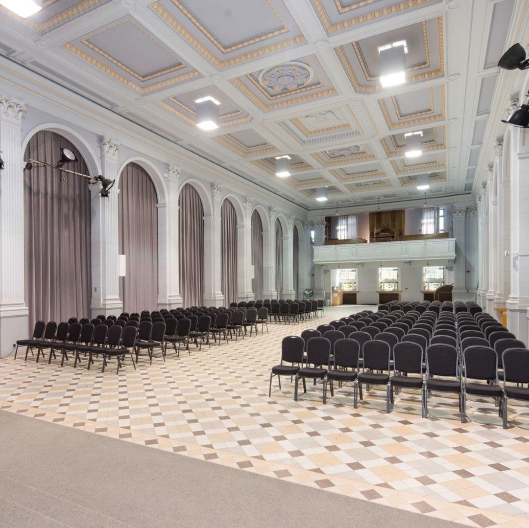 Huguette Labelle salle vide avec des chaises installées.