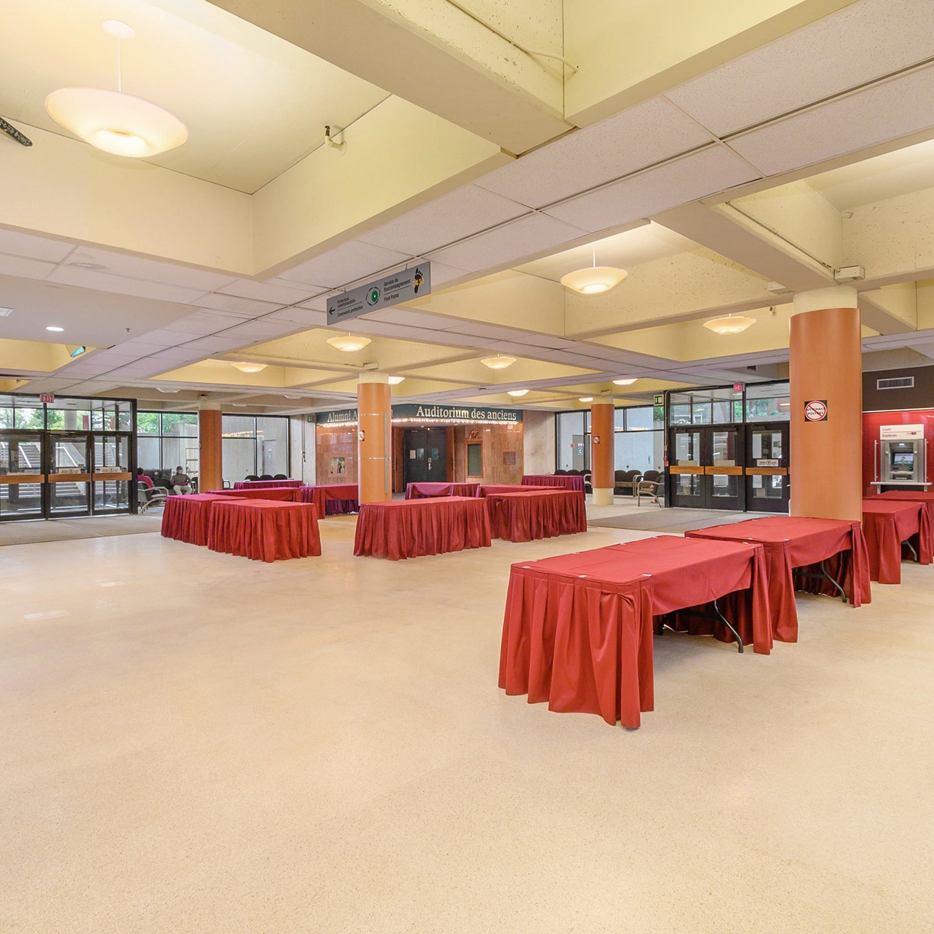 Espace d'exposition vide.