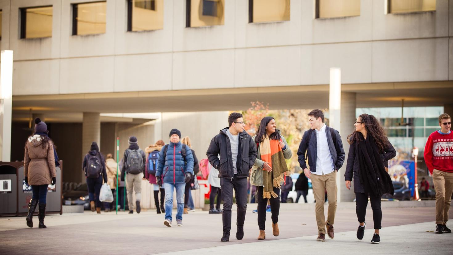 Étudiants sur campus