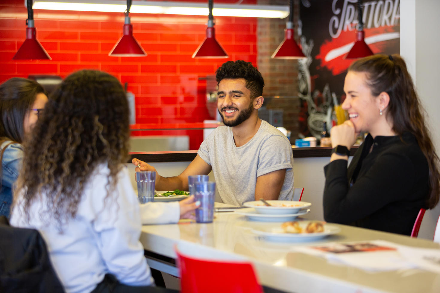 Étudiants assis en train de manger à la cafétéria
