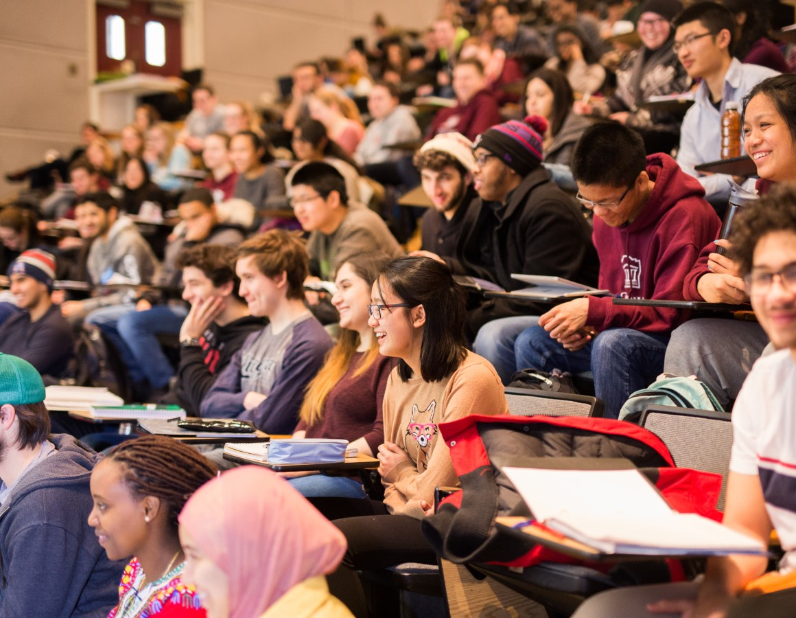 L'auditorium de la classe est rempli d'étudiants.