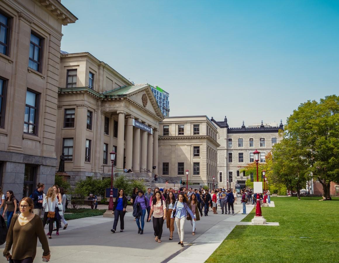 Piéton marchant devant la salle Tabaret.