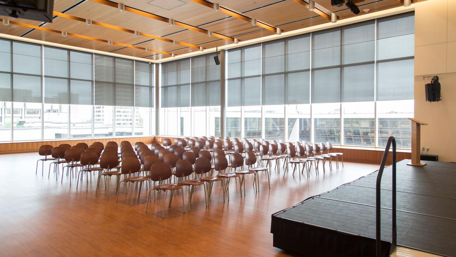 Salle avec une scène d'installée.