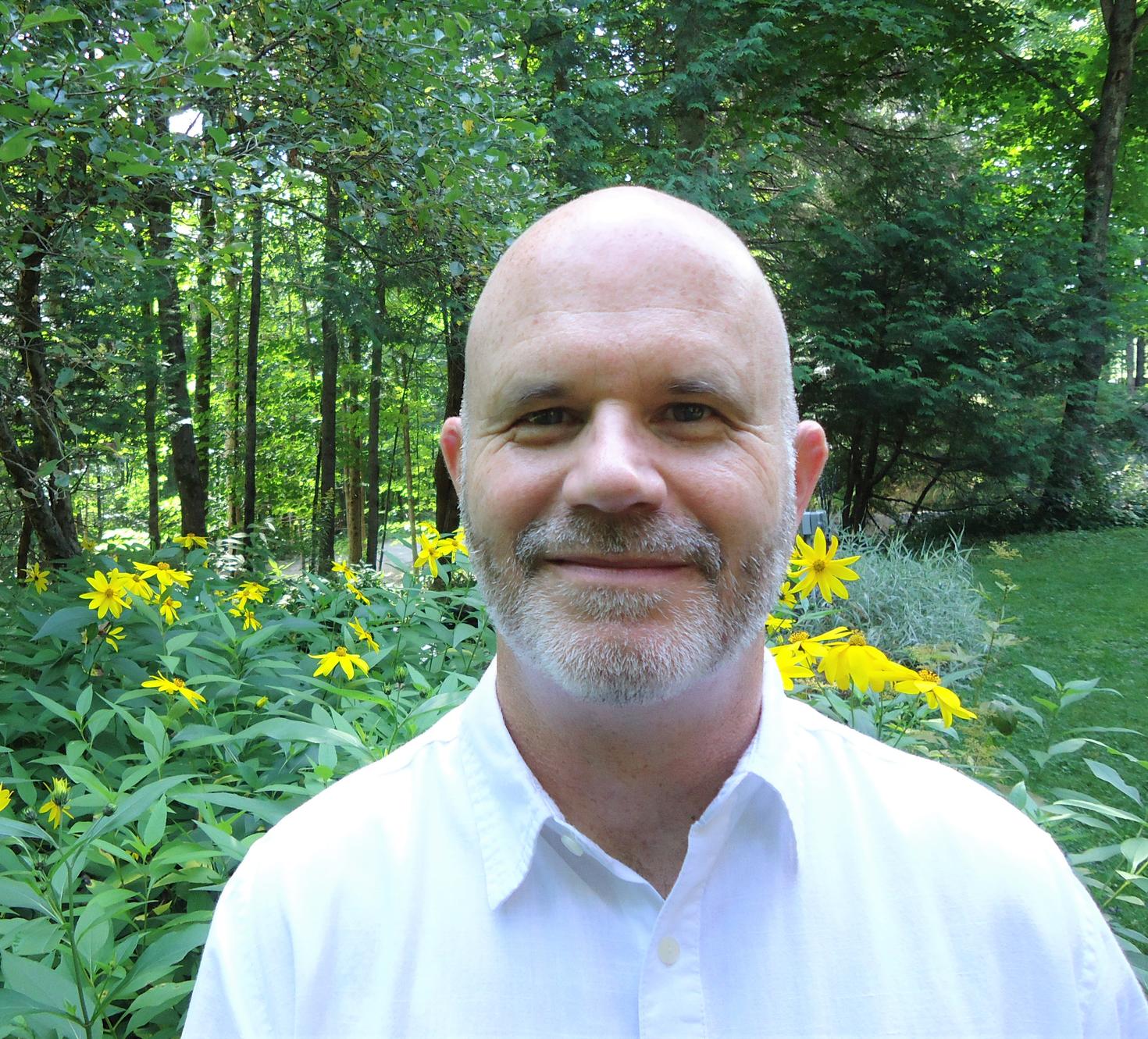 Jules Carrière, un arrière-plan de nature derrière lui