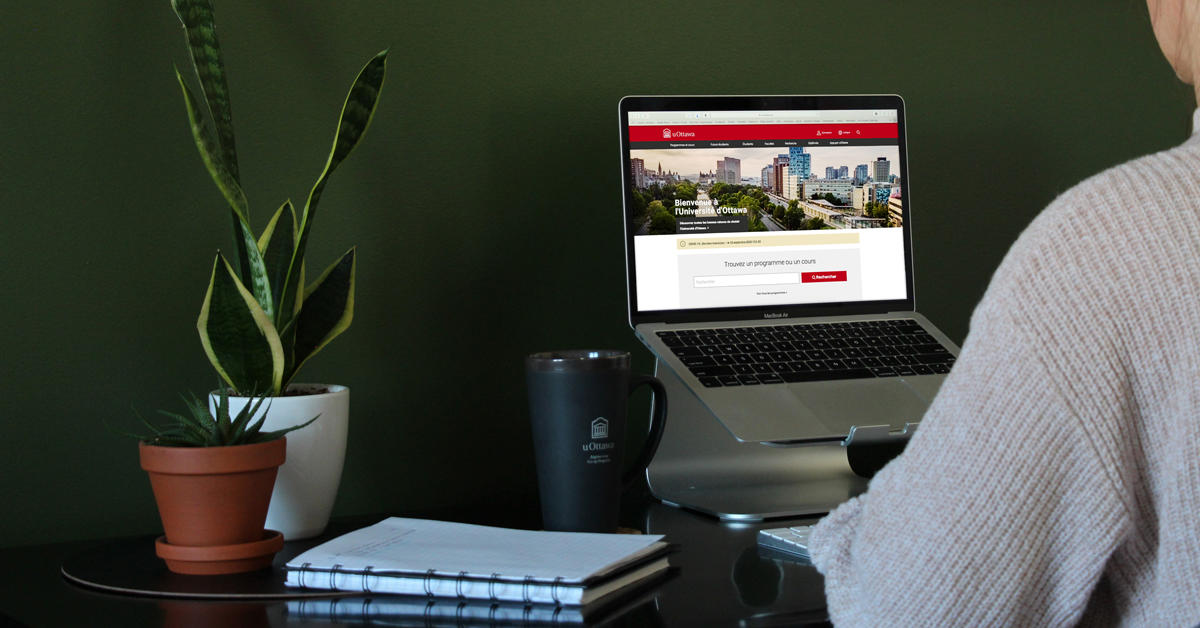 Une étudiante navigue sur uOttawa.ca sur son ordinateur portable