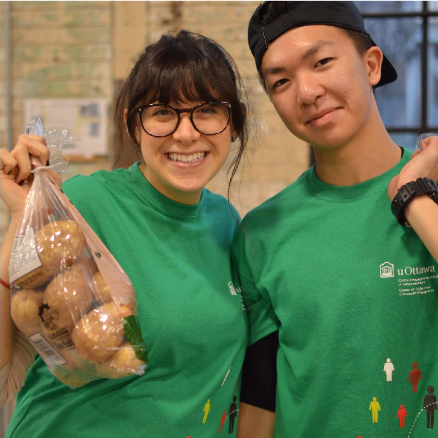 Deux étudiants bénévoles à un centre communautaire