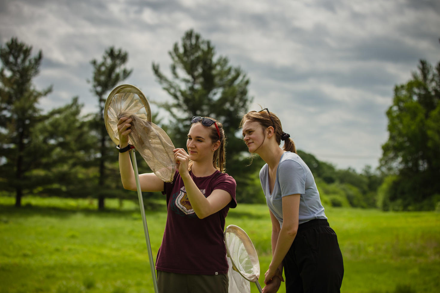 Deux étudiantes avec un filet sur le terrain