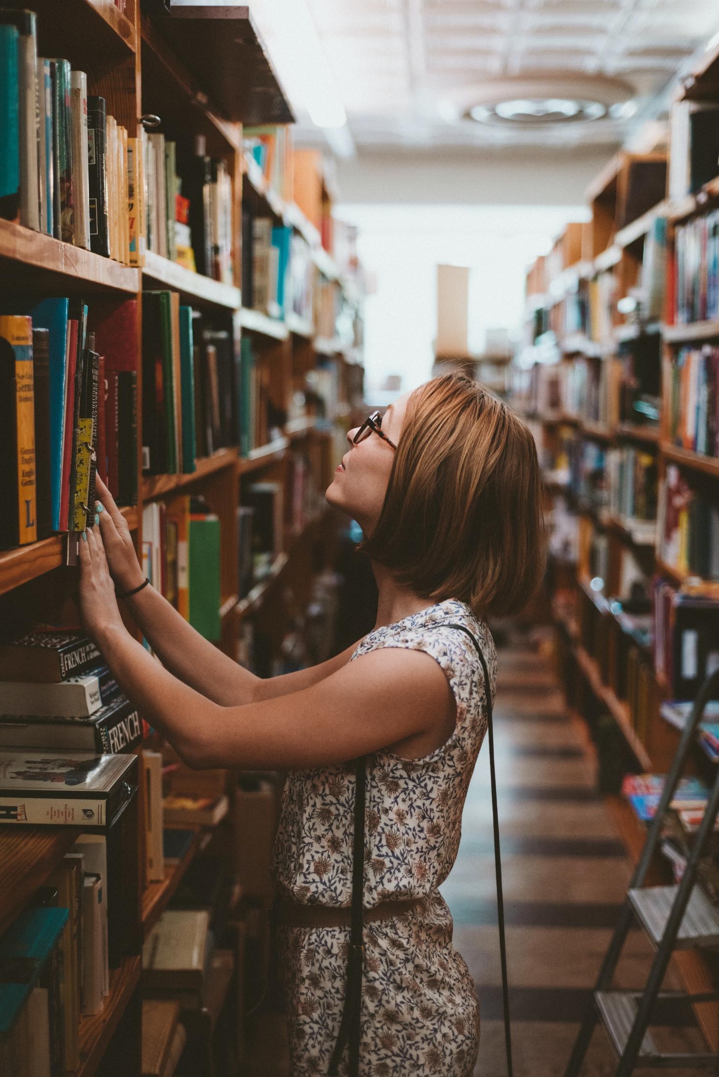 une femme professeur faisant des recherches dans une bibliothèque