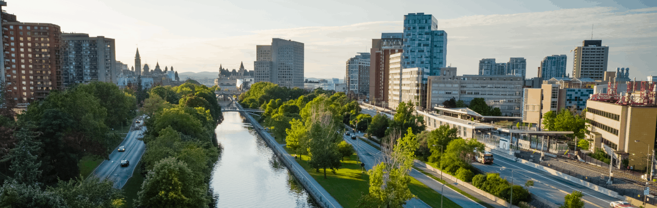 Panorama du campus de l'Université d'Ottawa depuis un drone