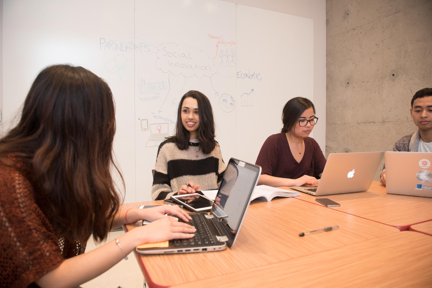 Personnes utilisant des ordinateurs portables sur le campus