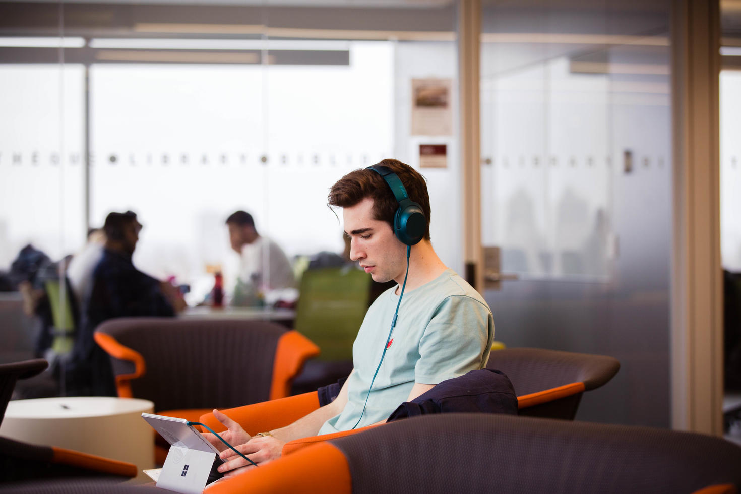 Étudiant travaillant sur un ordinateur