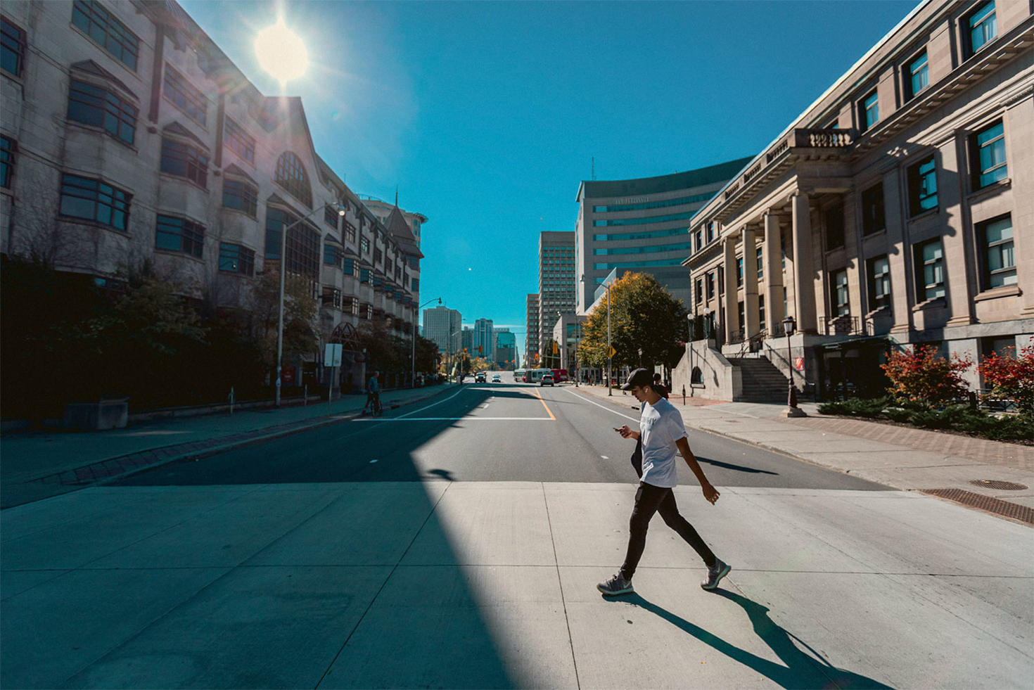 Un étudiant traverse la rue sur le campus. 