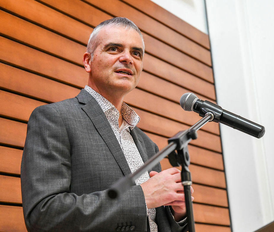 Martin Bernier parle dans un microphone. 