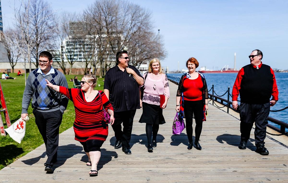 Des personnes obèses marchant ensemble