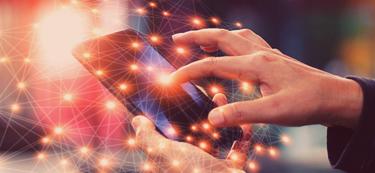 Téléphone portable entouré d'icônes de réseau