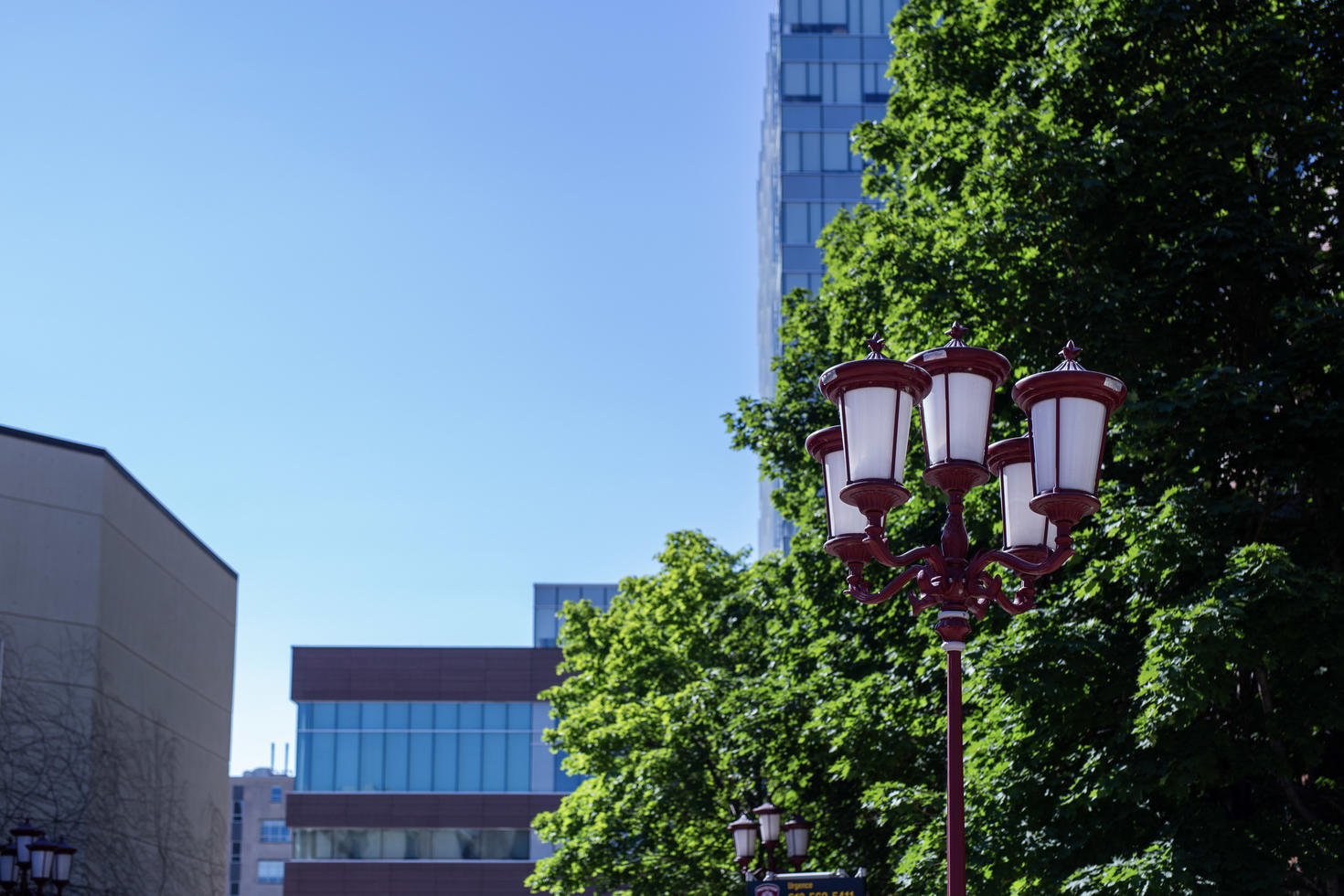 Des lampadaires rouges sur le campus.