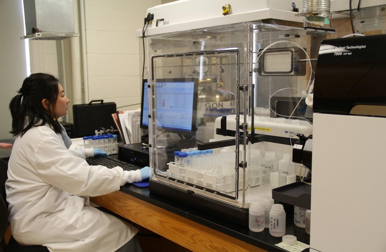 Cheng Cao travaillant dans le laboratoire PMS de l'Université de Caroline du Nord à Chapel Hill. 