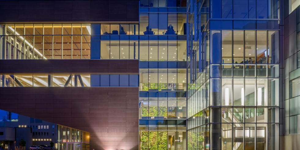 Une photo du bâtiment du FSS la nuit