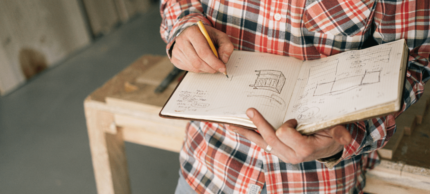 Un charpentier écrivant dans un carnet