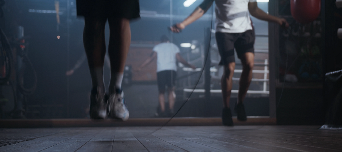 Corde à sauter dans une salle de boxe