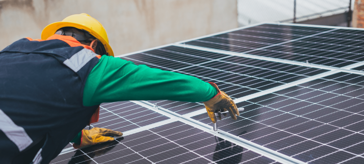 Électricien installant des panneaux solaires