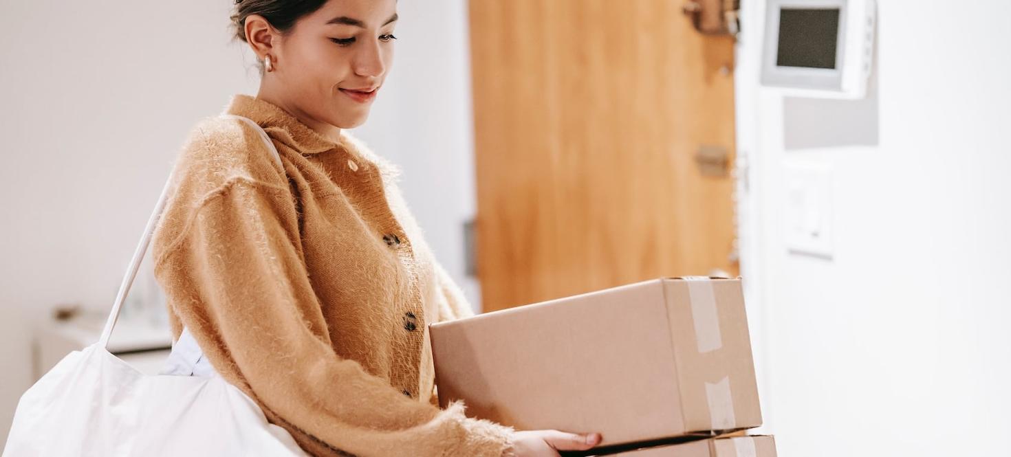 Étudiants transportant des paquets