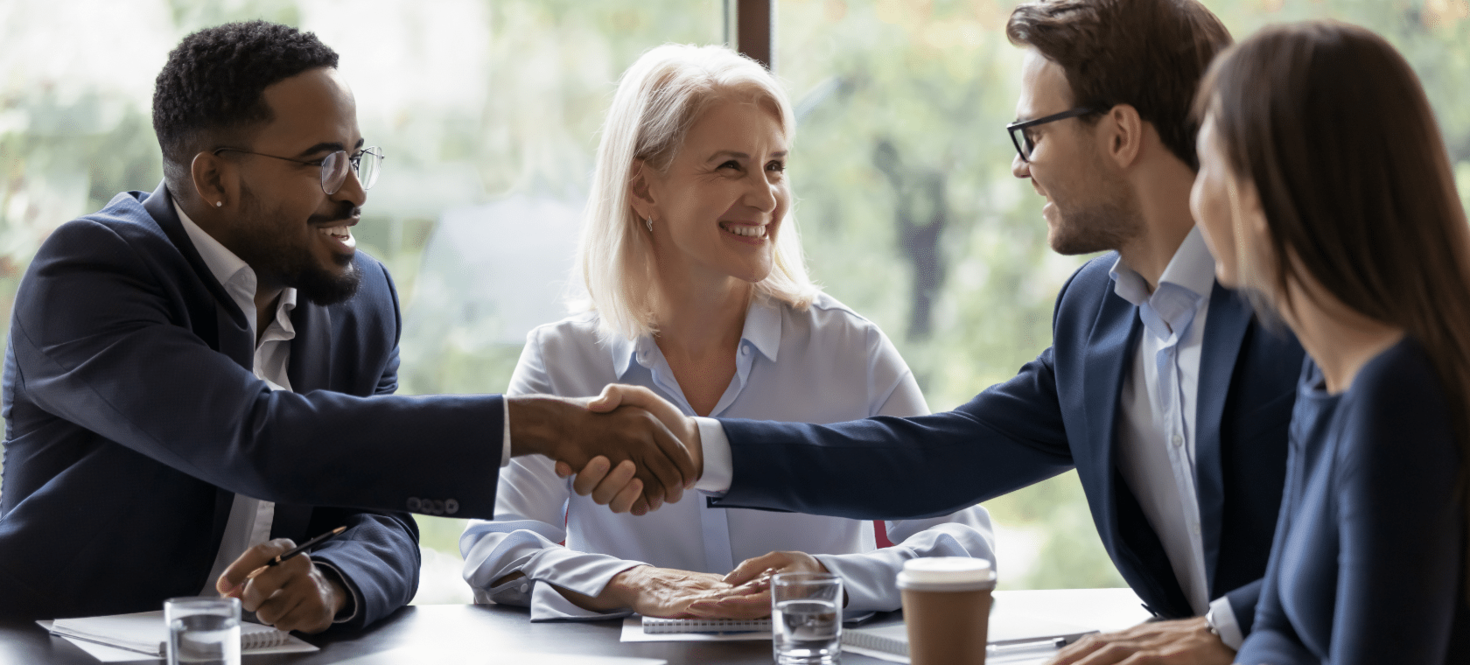 Des personnes qui se donnent une poignée de main