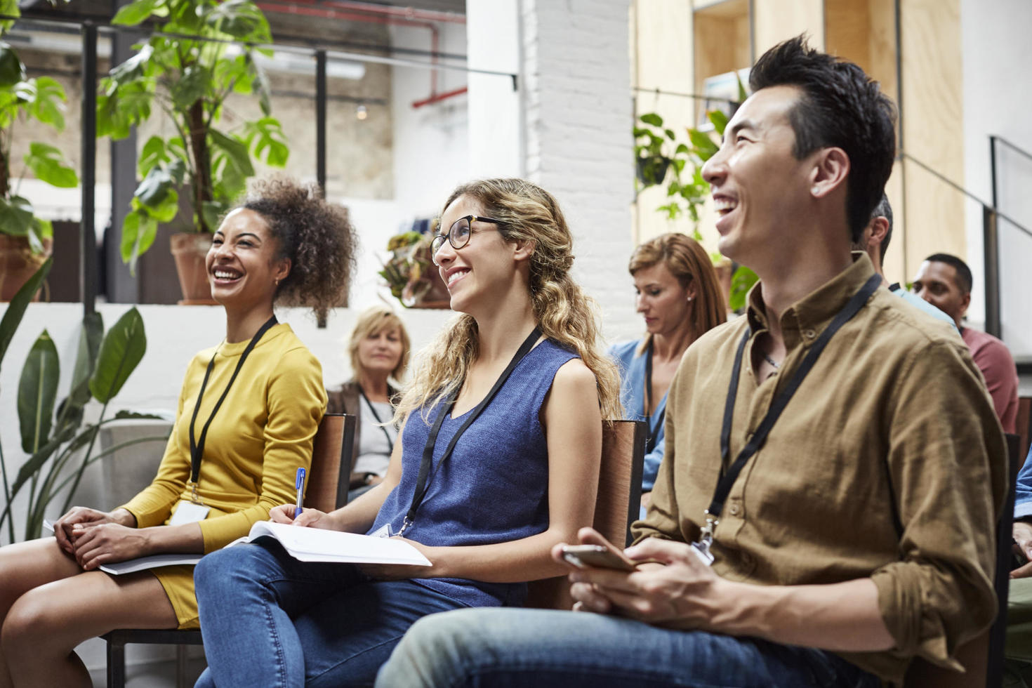 Employés souriant et regardant la présentation.