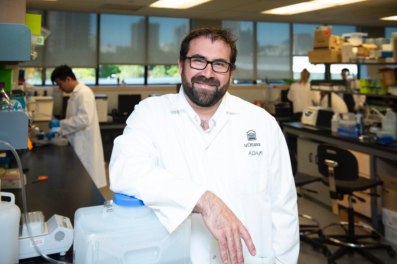 Adam J. Shuhendler, professeur agrégé du Département de chimie et sciences biomoléculaires et de la Faculté des sciences de l’Université d’Ottawa