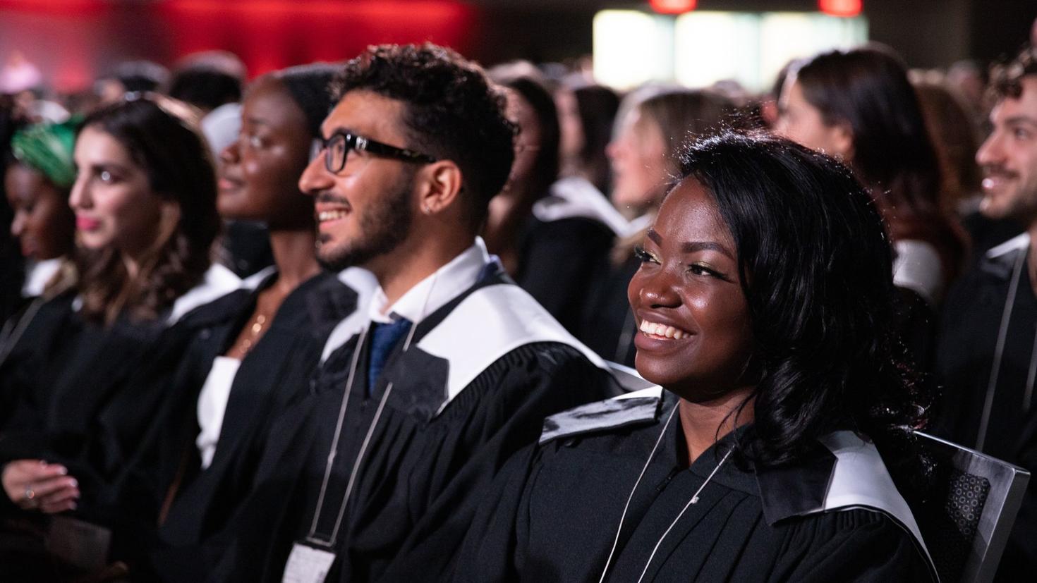 Étudiants à la cérémonie de remise des diplômes