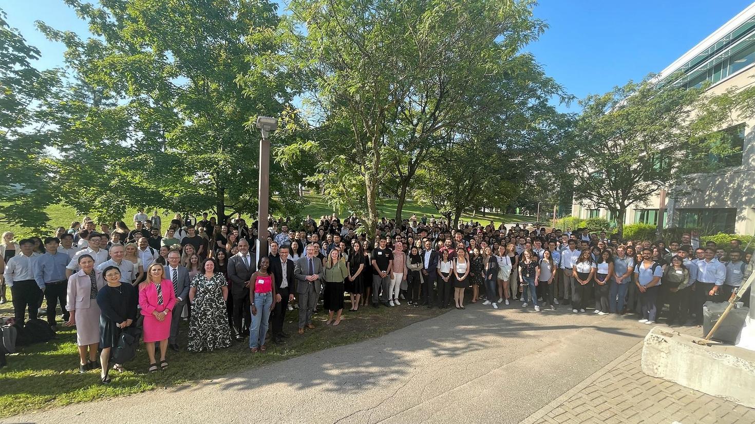 Rassemblement a l'ombre des arbres