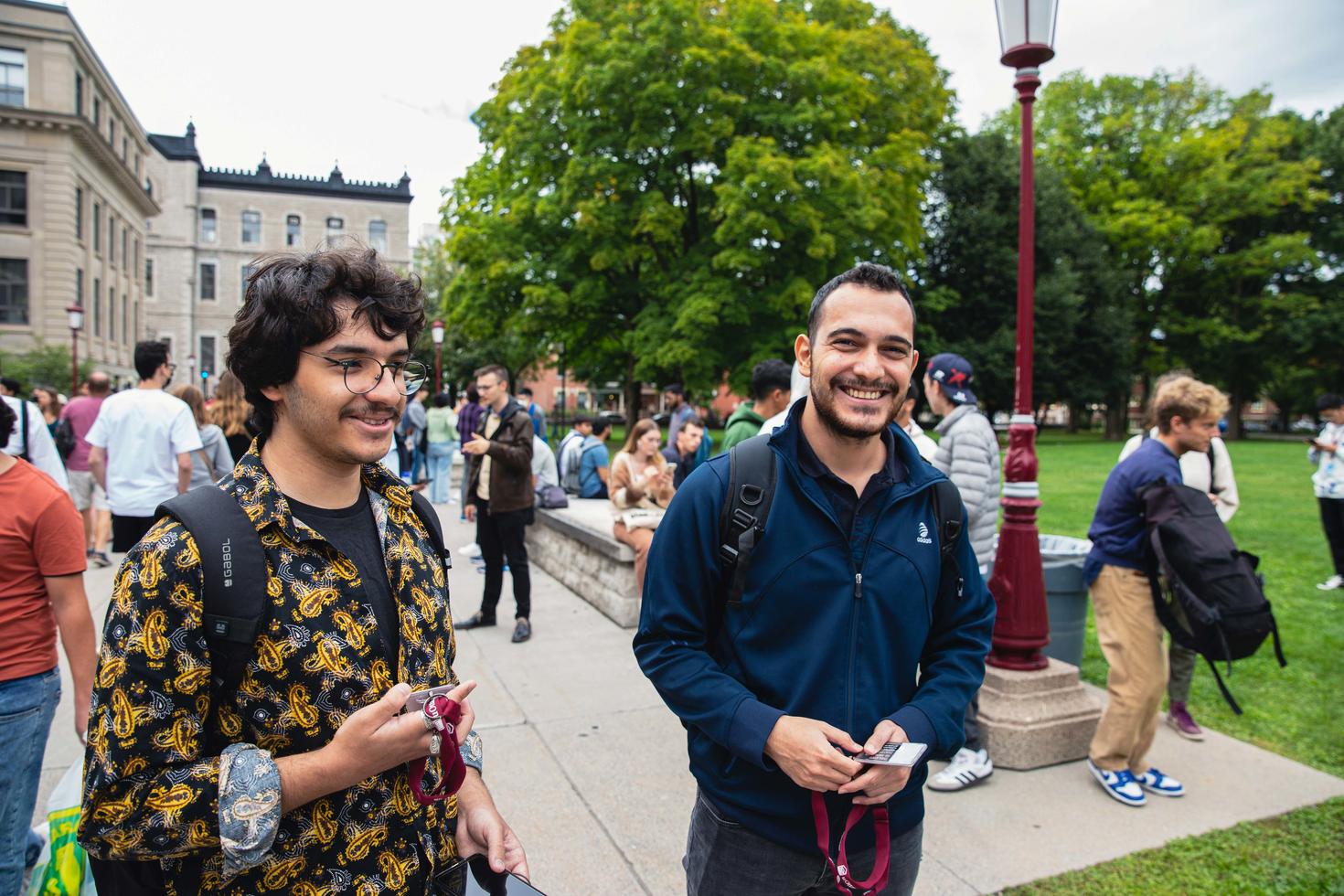 Deux étudiants marchant et discutant