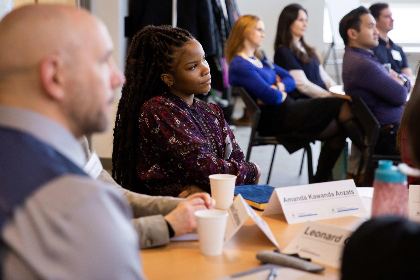 Groupe de personnes autour d'une table