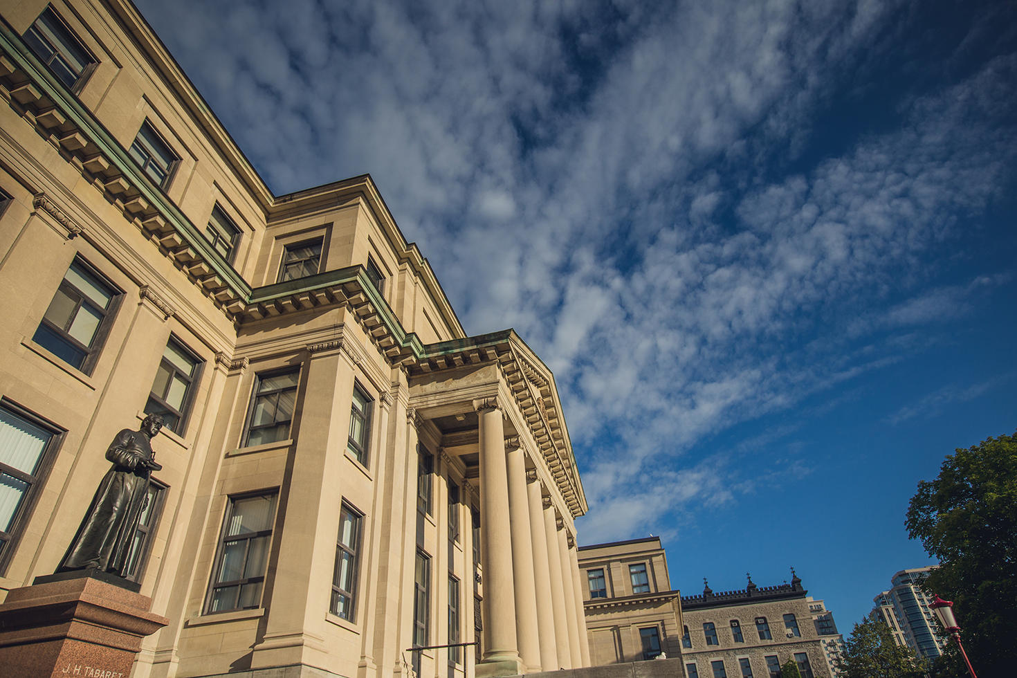 Pavillon Tabaret sur le campus